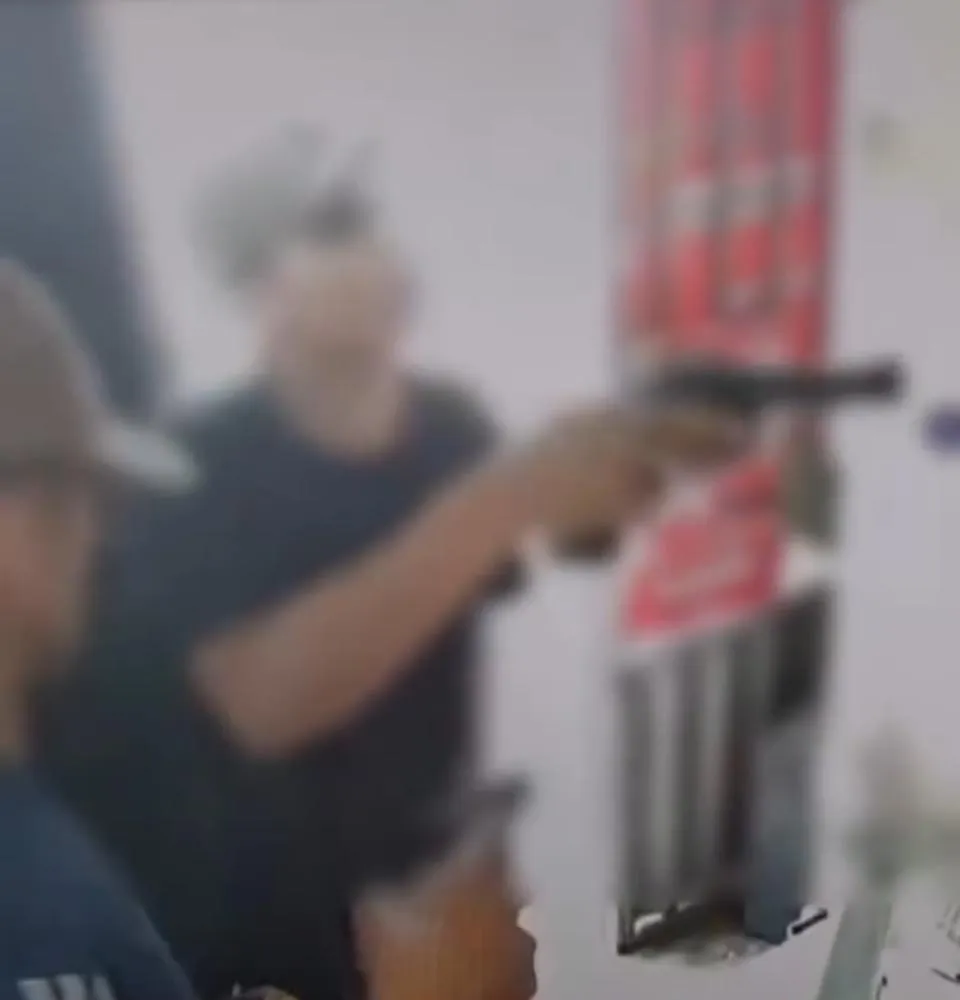 Assaltantes armados invadem comércio e obrigam vítimas a fazer Pix, na Paraíba