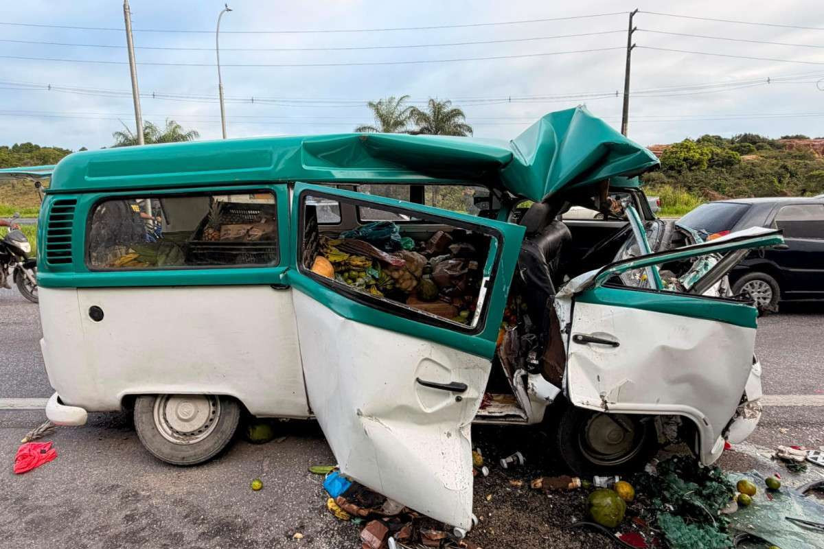 Colisão entre carreta e Kombi deixa passageiro ferido na BR-101, no Recife