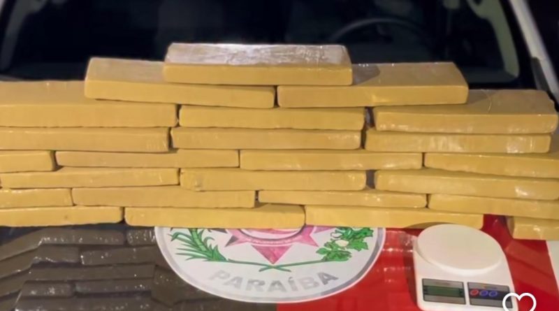 PM apreende 145 tabletes de maconha e arma durante operação em Campina Grande