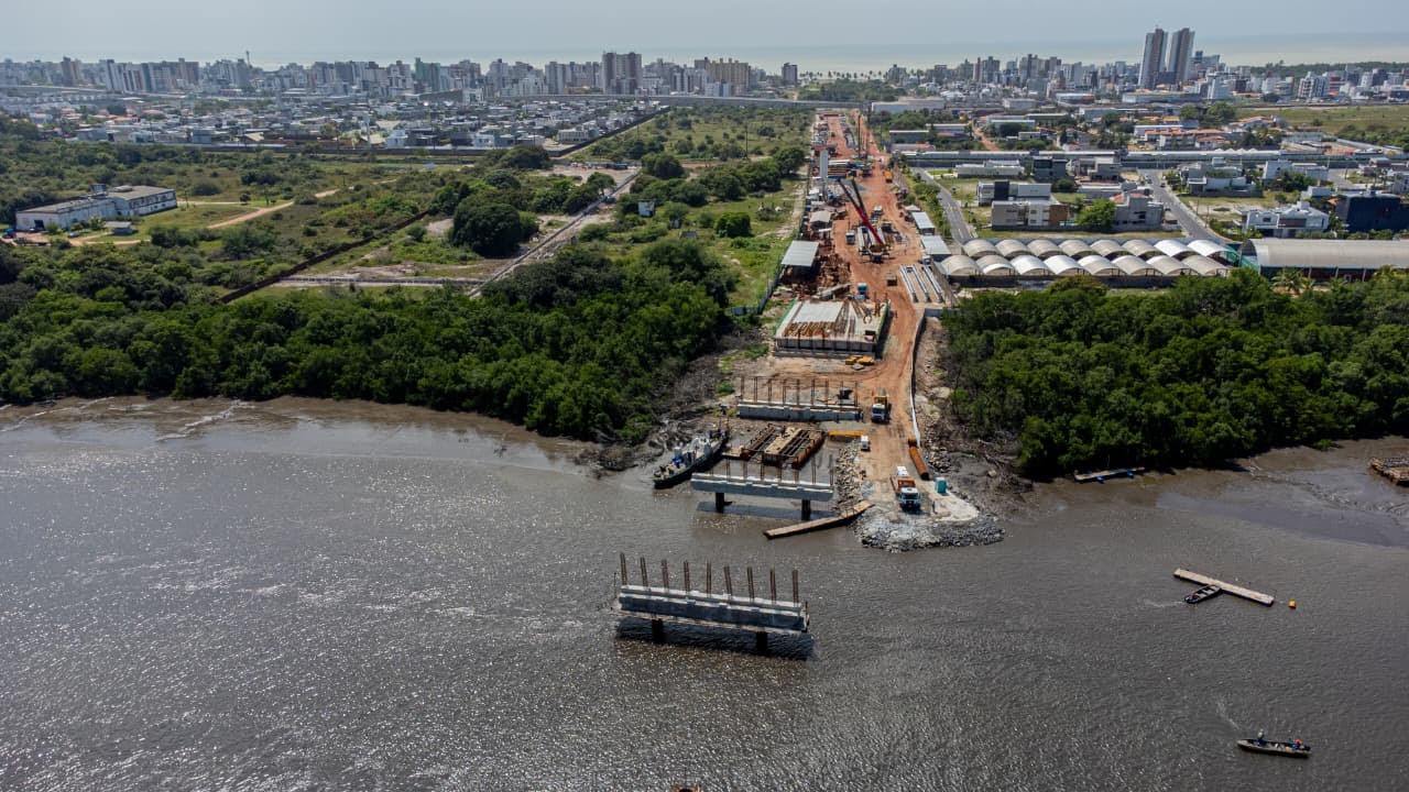 Fôrma metálica se desprende e operário desaparece em obra da Ponte do Futuro; Bombeiros buscam desaparecido