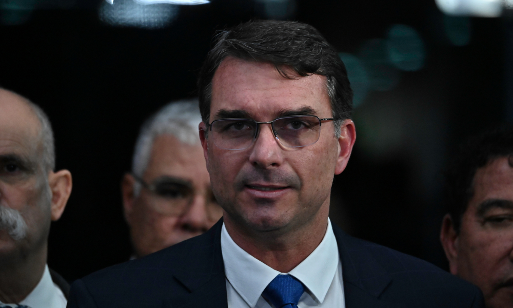 EUA concederão visto a Flávio Bolsonaro e sua família