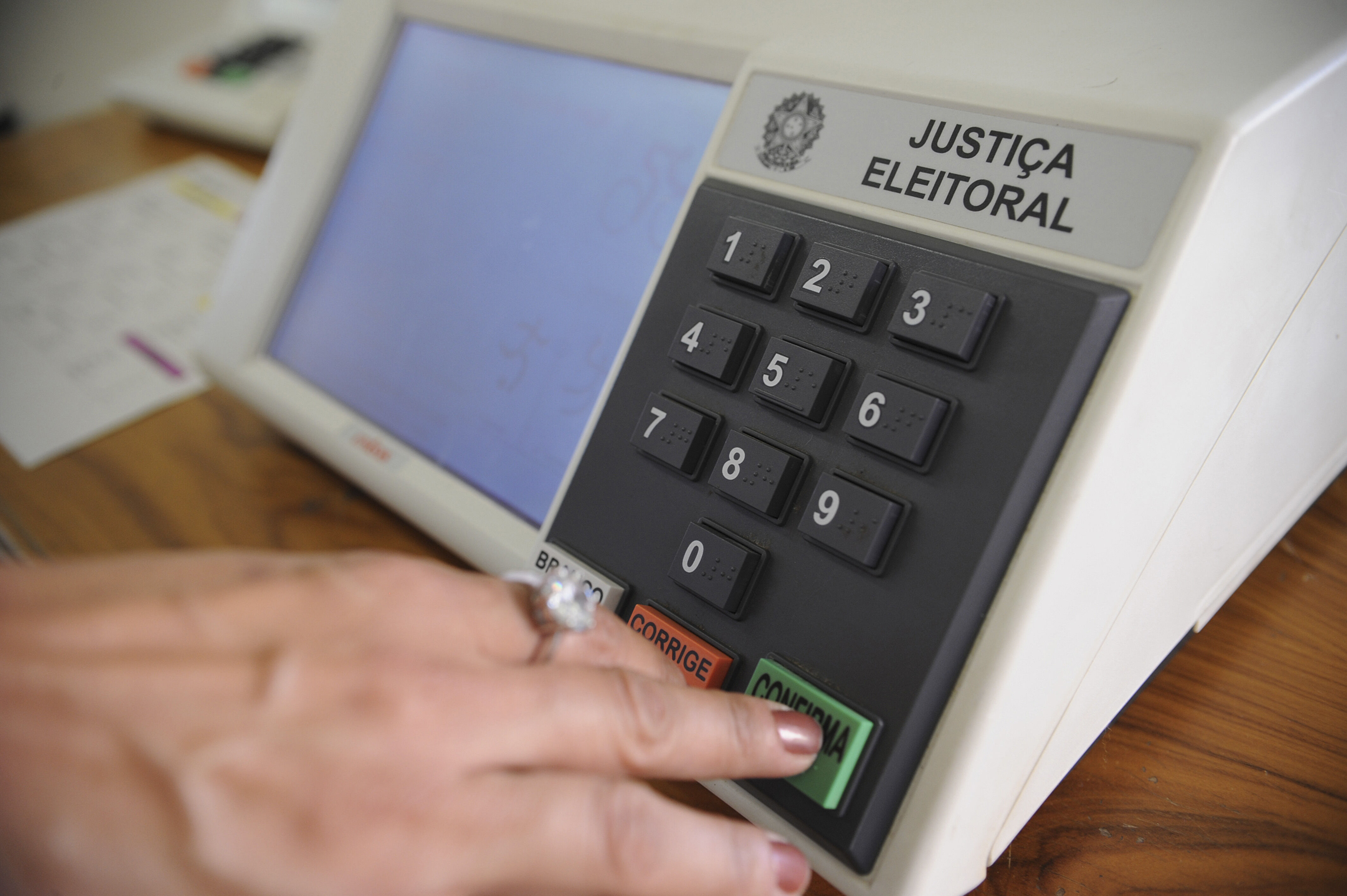 Logs do TSE apontam que 35,5 mil votos foram registrados após as 17h no segundo turno