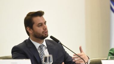 Juiz ordena que governo dos EUA divulgue dados sobre suposta viagem de Filipe Martins
