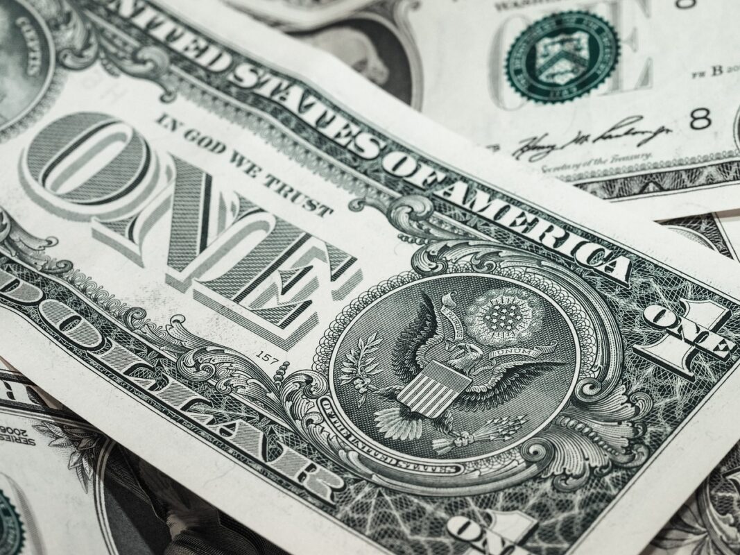 Ibovespa aciona 'circuit breaker' e dólar dispara após resultado das Eleições 2026