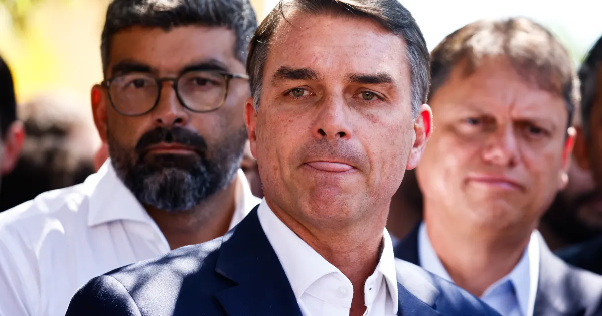 Flávio Bolsonaro chega aos EUA depois de fugir do Brasil um dia após derrota nas eleições